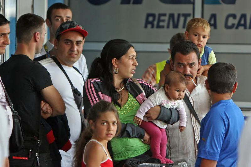 Primii romi repatriaţi au ajuns în ţară