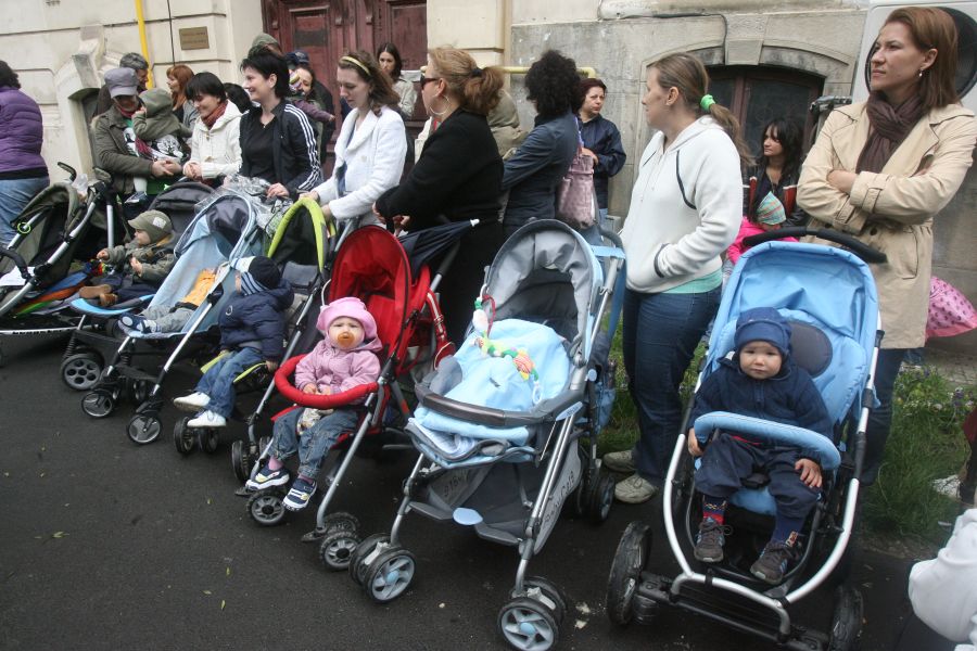 România îmbătrâneşte: se nasc tot mai puţini copii