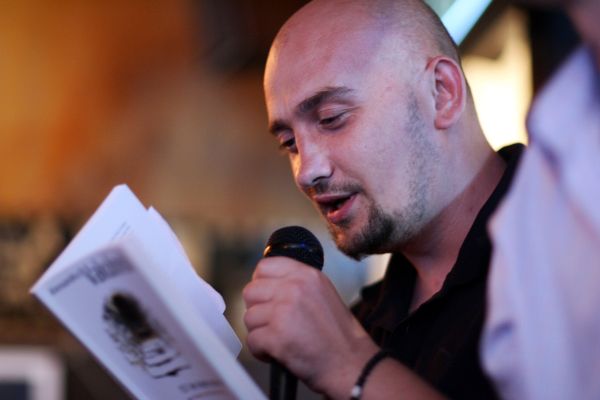 Scriitor român expulzat din România