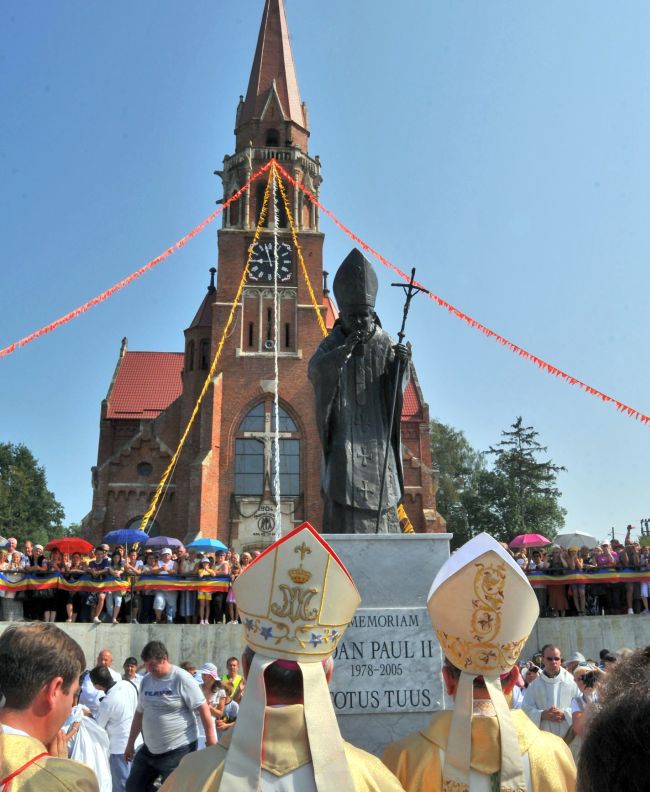 Statuia Papei Ioan Paul al II-lea, dezvelită la Suceava