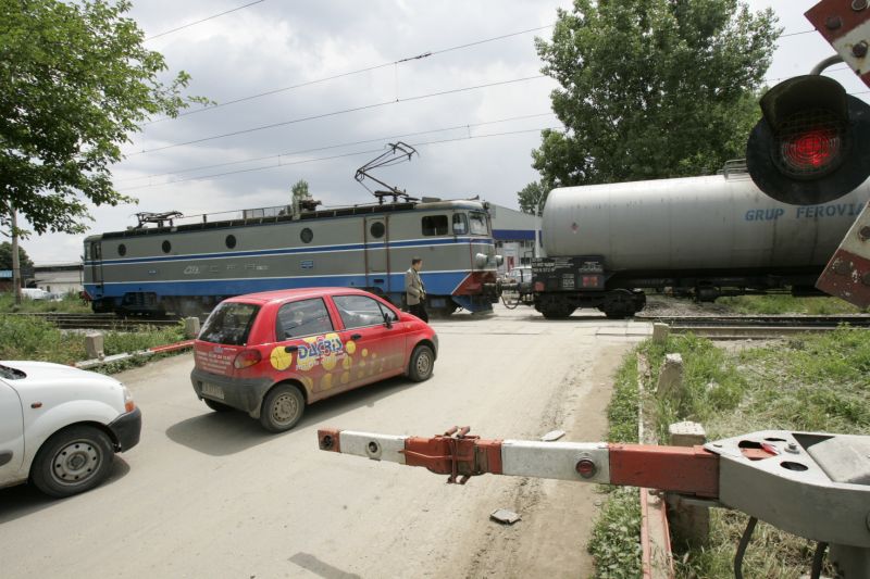 Sute de maşini, blocate la barieră