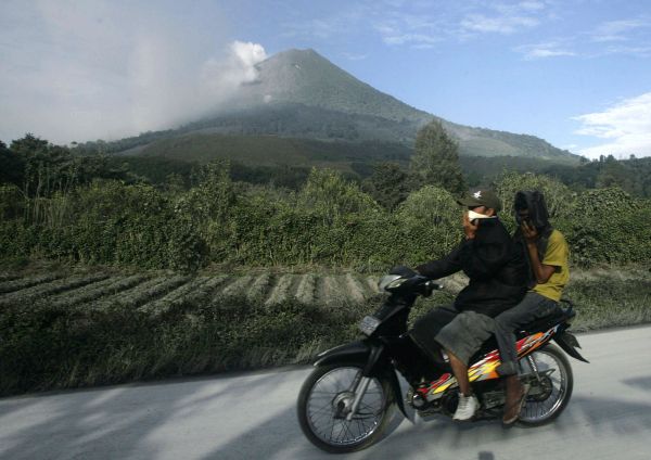 Un vulcan a erupt în Sumatra, după 400 de ani de "somn" | FOTO