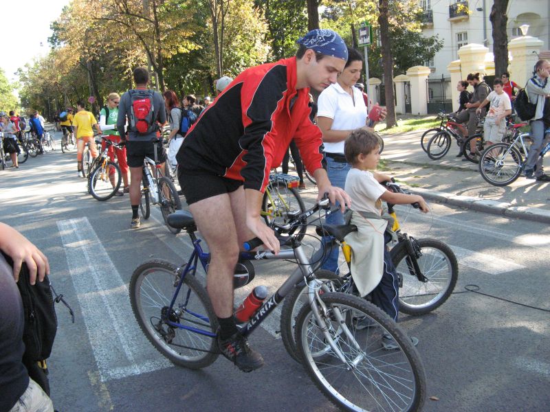 200 de biciclişti, la plimbare prin Bucureşti