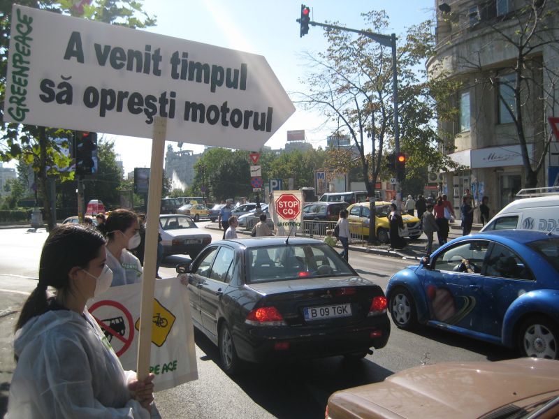 Activiștii Greenpeace spun „Stop!” poluării auto