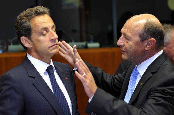 Băsescu i-a cerut lui Sarkozy să oprească expulzările romilor