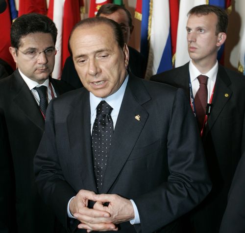 Berlusconi îl apără pe Sarkozy şi îi urmează exemplu: 8 români alungaţi dintr-o tabără
