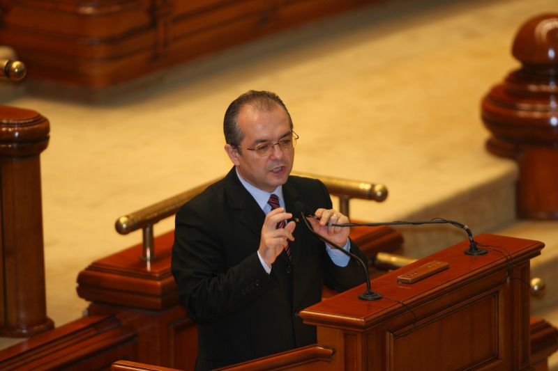 Boc, în Parlament: ”Ce facem dacă euro creşte la 6 lei?”