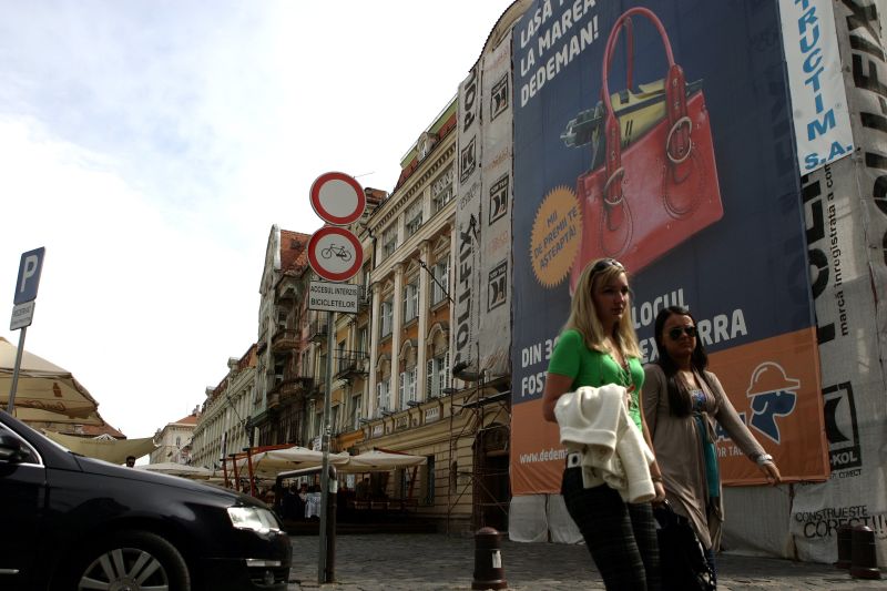 Case-monument, "dezbrăcate" de reclame