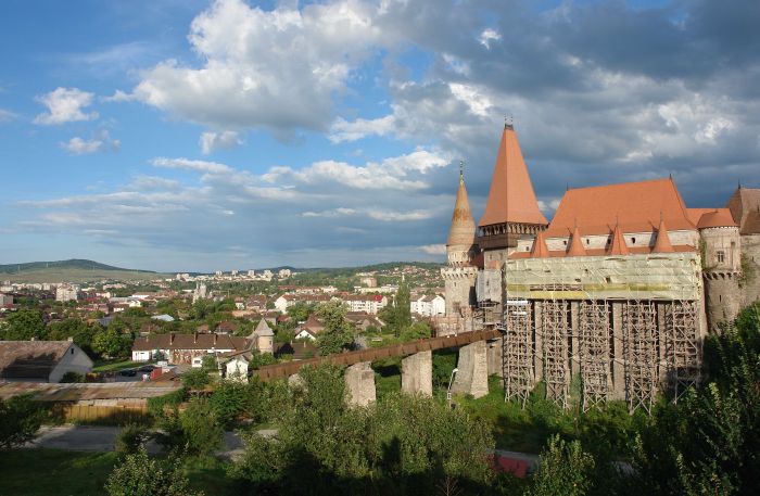 Castelul Corvinilor face faţă crizei