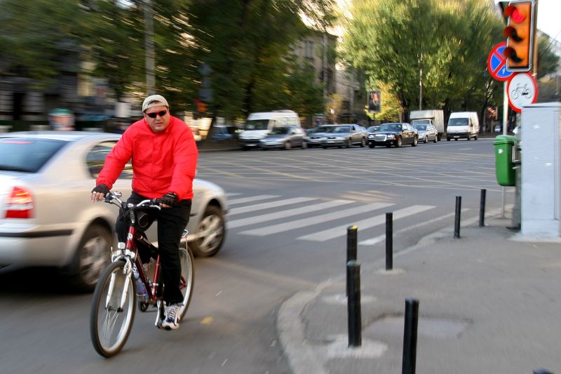 Cu bicicleta în trafic, un gest kamikaze? Trebuie schimbat Codul Rutier?