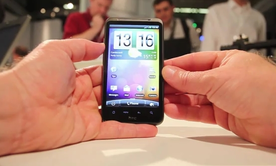 HTC Desire şi Sony Ericsson X8, telefoanele generaţiei internauţilor