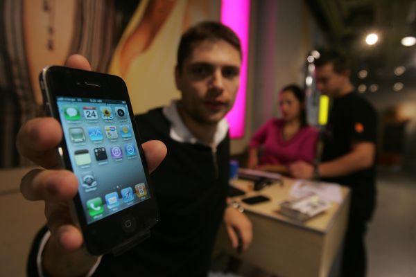 iPhone 4 de la Apple costă 698 de euro fără abonament Orange | VIDEO