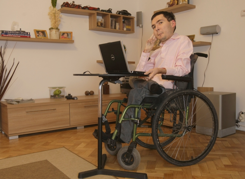 Locul de muncă le pune beţe-n roate românilor cu handicap