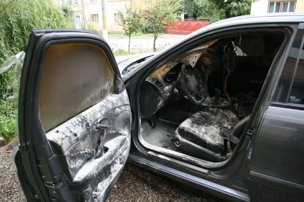 Maşina unui poliţist care a denunţat contrabanda cu ţigări, incendiată