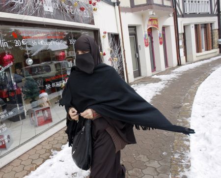 Parlamentul francez a adoptat legea care interzice vălul islamic