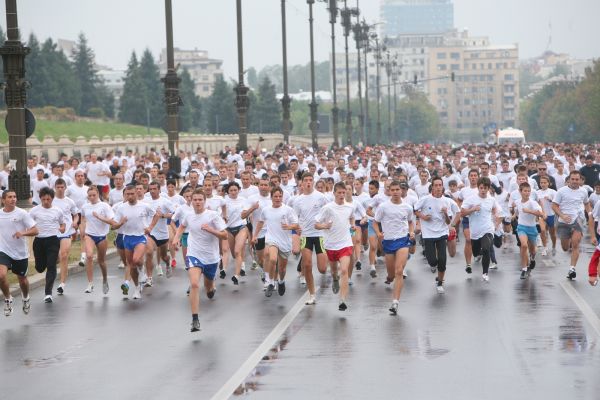 Peste 2.000 de alergători la Crosul Petrom