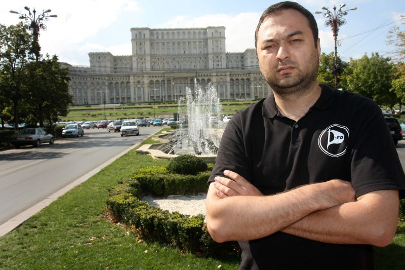 Piraţii români vor să acosteze la parlament