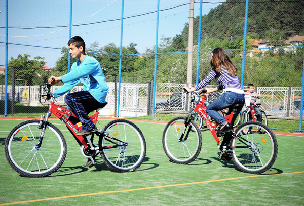 Proiectul RideAcross, prin care 30 de copii din Cugir au primit biciclete, s-a încheiat