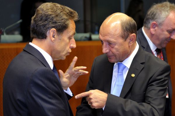 Romii, subiect fierbinte la summitul UE. Sarkozy, sfidător faţă de Băsescu