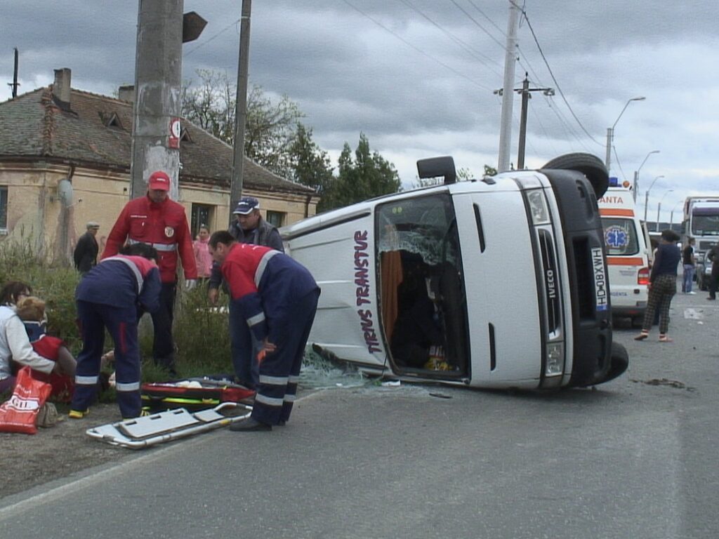 Şapte răniţi într-un accident cu un microbuz