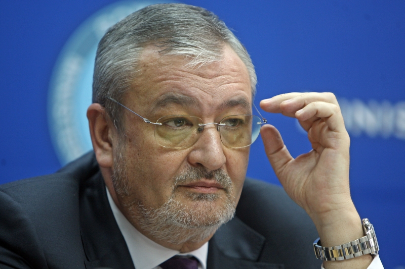 Sebastian Vlădescu: „TVA nu va reveni la 19% în următorii ani”. Boc are o „înţelegere limitată” asupra economiei în criză