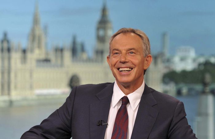 Tony Blair, atacat cu ouă şi pantofi