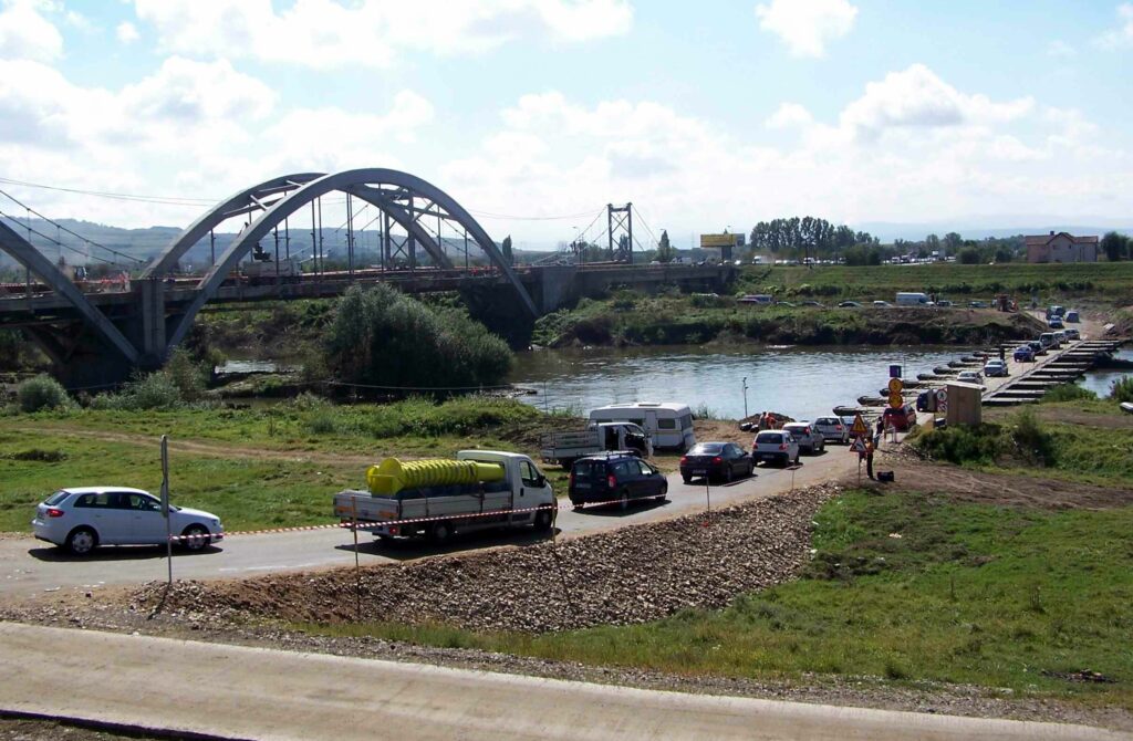 Trafic întrerupt pe podul de pontoane din Alba