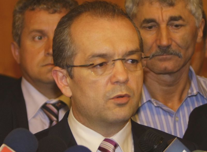 Cum va acoperi Emil Boc găurile din buget create de reducerea TVA la alimente?