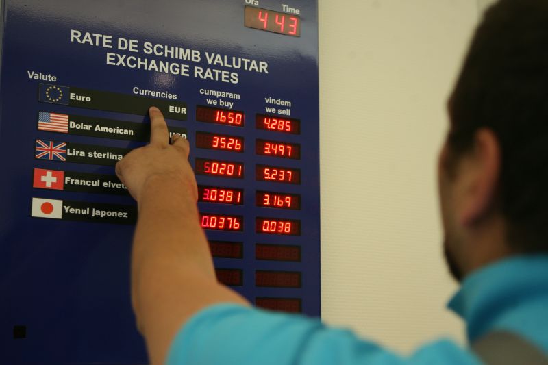 Cursul valutar ar fi trebuit să fi ajuns la 5 lei/euro