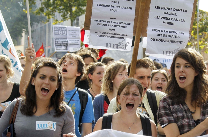 Francezii protestează faţă de legea pensiilor | VIDEO