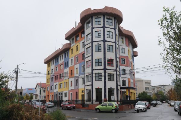 Hundertwasser de Bucureşti, clădirea colorată învelită în cioburi