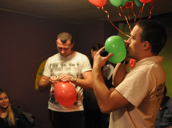 Karaoke cu heliu, o distracţie pentru angajaţii stresaţi