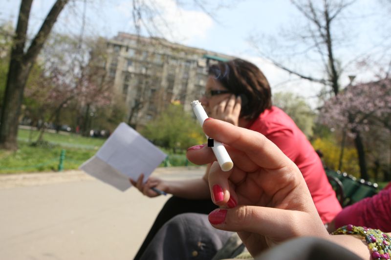 Lovitură pentru producătorii de ţigări: Comisia Europeană vrea să interzică fumatul în locuri publice