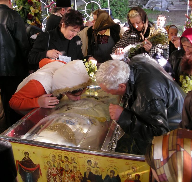 Mii de pelerini se închină la moaştele Sf. Parascheva