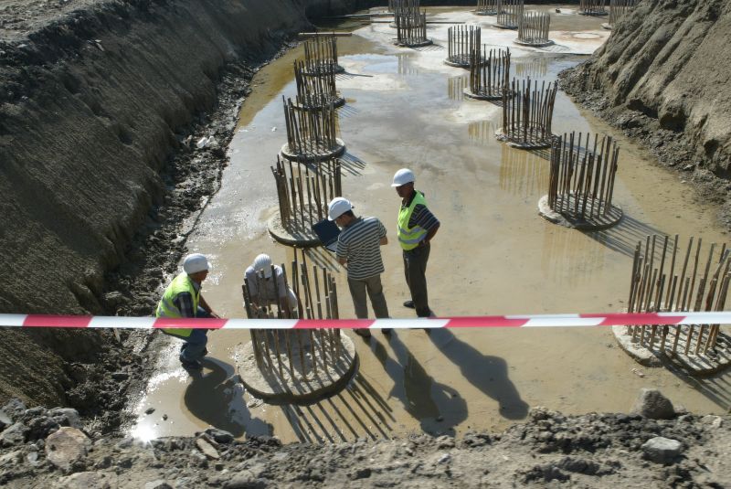 Muncitori de la autostrada Arad-Timişoara, acuzaţi de furt