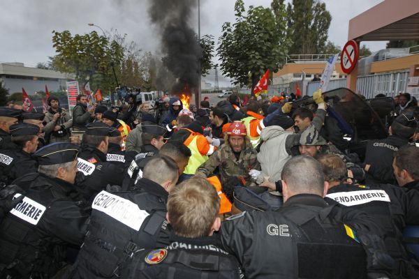 Noapte cu violenţe în Franţa | VIDEO