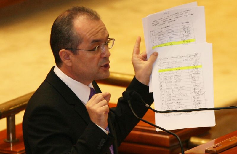 PDL recidivează: Boc şi-a asumat legea educaţiei în faţa parlamentului cvasi-absent