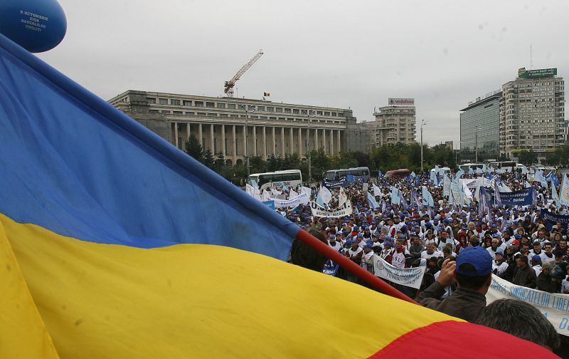 Profesorii, în Piaţa Victoriei: "Ne pregătim de funeraliile învăţământului"