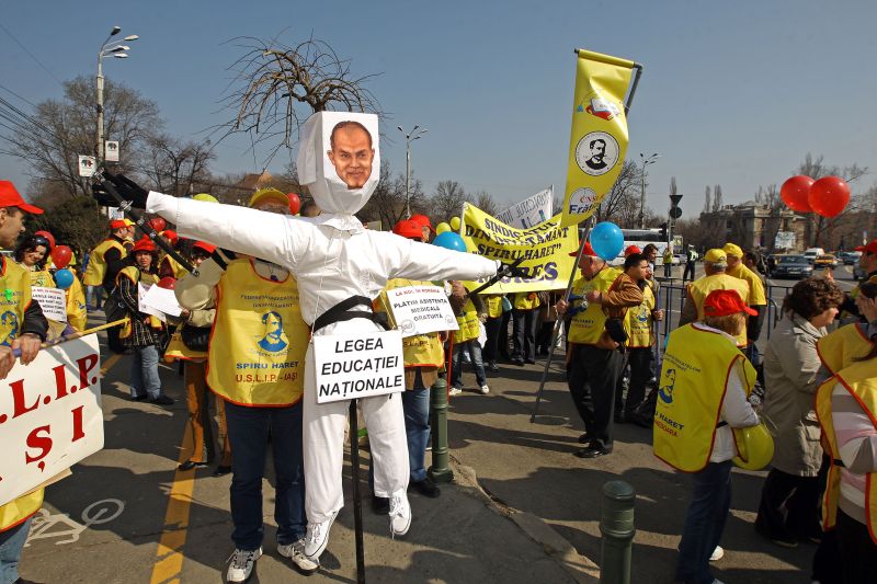 Profesorii nu renunţă la proteste