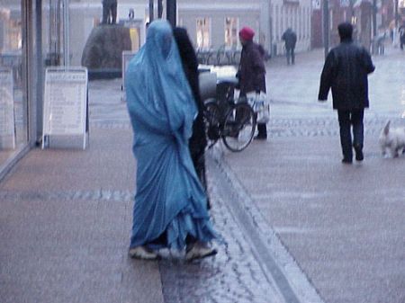 Protest în niqab şi pantaloni foarte scurţi în Franţa