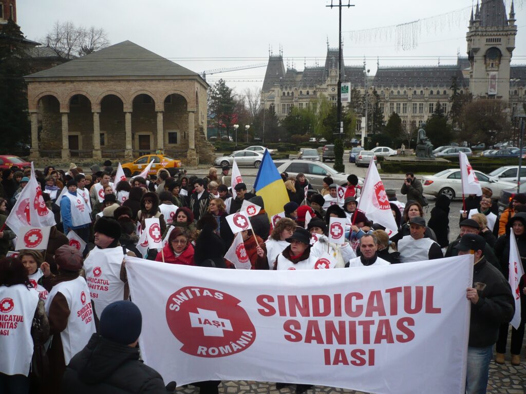 Protest violent la Iaşi. Sindicaliştii au aruncat cu ouă în clădirea Prefecturii