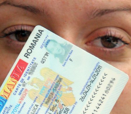 Românii vor putea opta pentru carte de identitate clasică sau documentul biometric