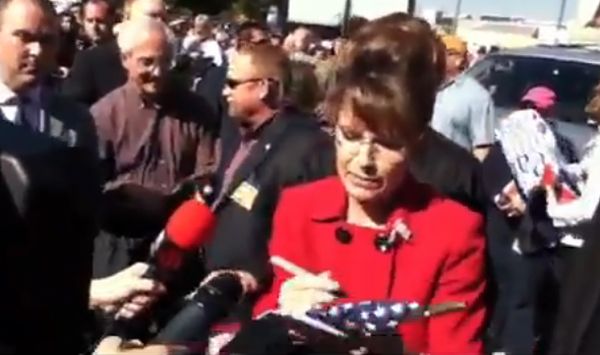 Sarah Palin, acuzată că a profanat steagul american | VIDEO