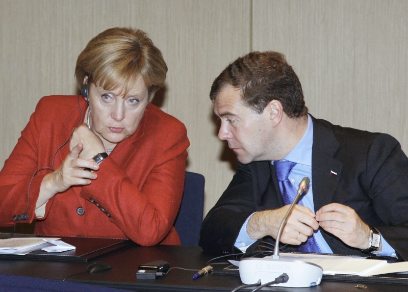 Securitatea europeană, discutată de Merkel, Sarkozy şi Medvedev