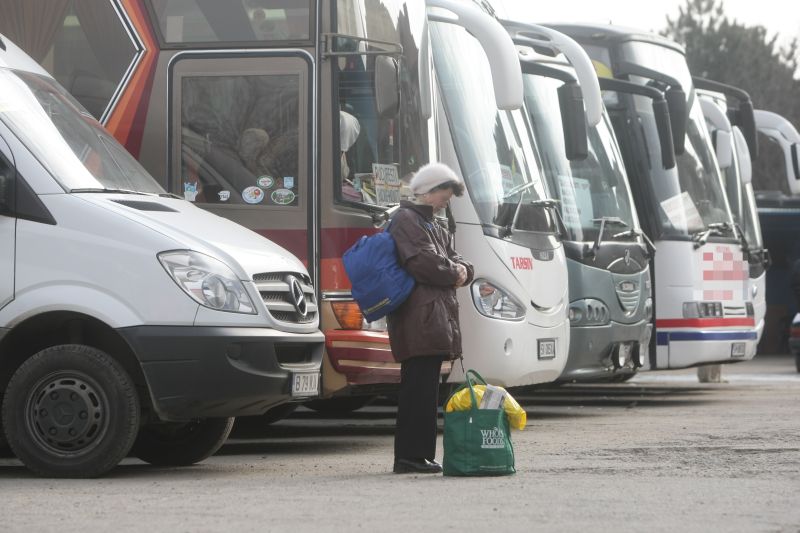 Alcool, manele şi scandal: "Bine aţi venit în autocarele de pe ruta România - Italia"