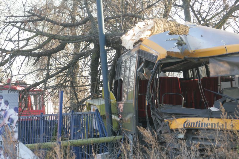 Autobuz plin cu muncitori, implicat într-un accident