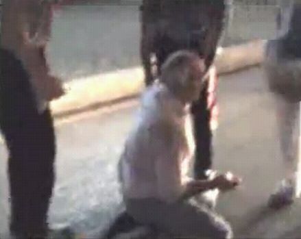 Bătrân român, bătut în Italia. Poliţiştii, "spectatori" la incident | VIDEO