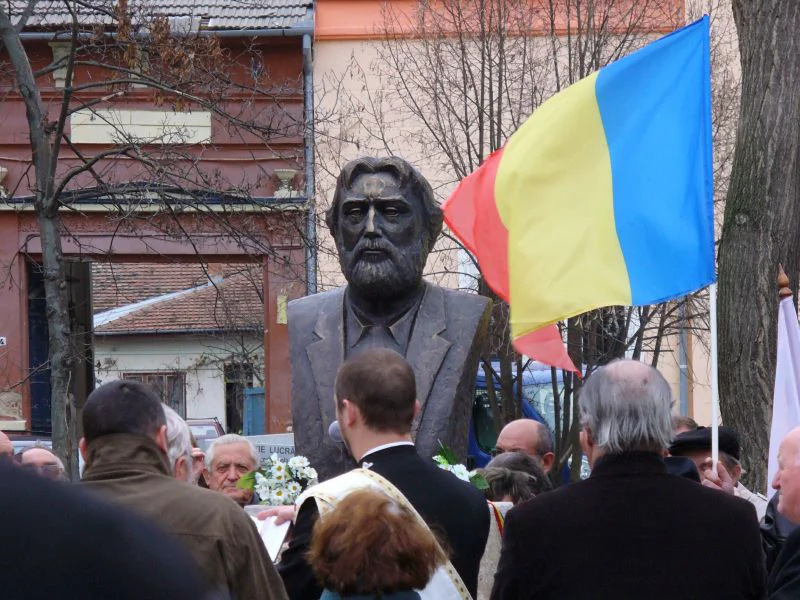 Bustul lui Adrian Păunescu, dezvelit la Alba Iulia