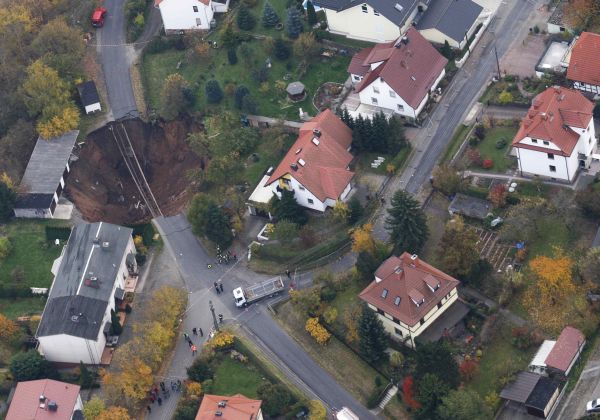 Crater de 40 de metri în mijlocul unui oraş din Germania| FOTO