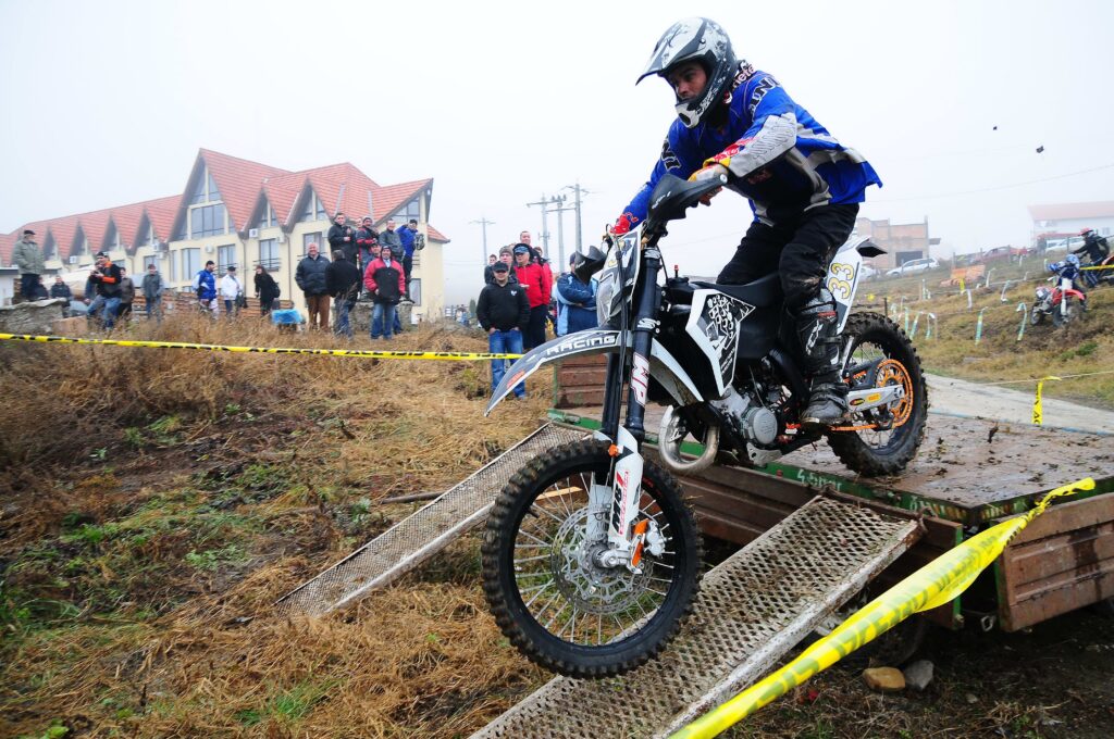 Distracţie enduro la marginea Devei